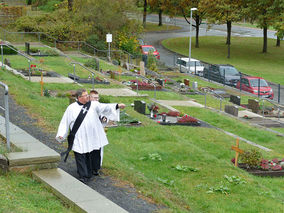 Segnung der Gräber auf dem Friedhof in Naumburg (Foto: Karl-Franz Thiede)
